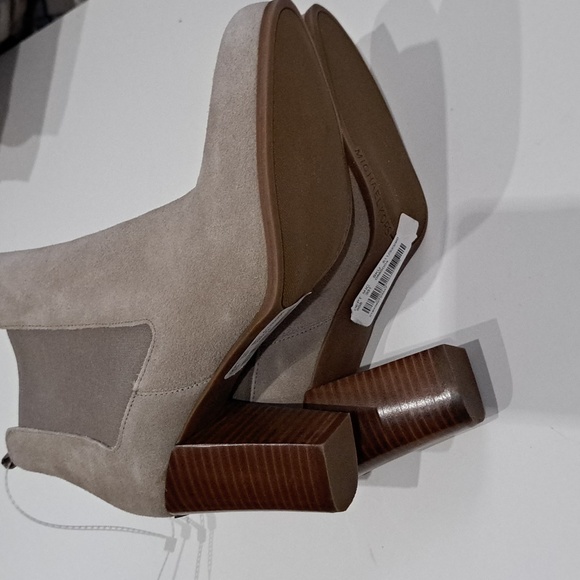 MICHAEL Michael Kors Lottie Chelsea Bootie Birch Vachetta Leather - Picture 5 of 9